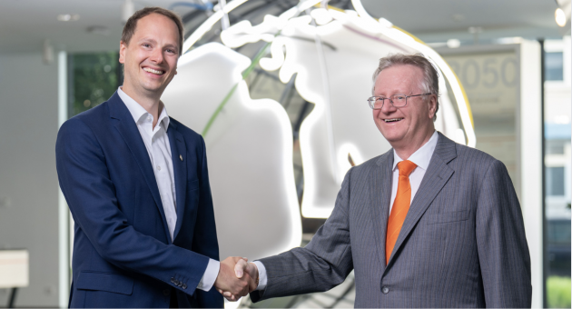 Generationswechsel: Matthias Lapp übernimmt Vorsitz - Matthias Lapp (l.) übernimmt den Vorstandsvorsitz von seinem Onkel Andreas Lapp (r.) - Quelle: Lapp Gruppe